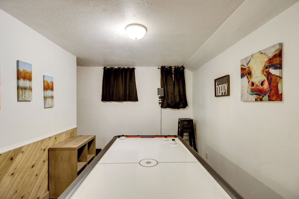 Near Lakes: Updated Family Home w/ Deck in Cushing