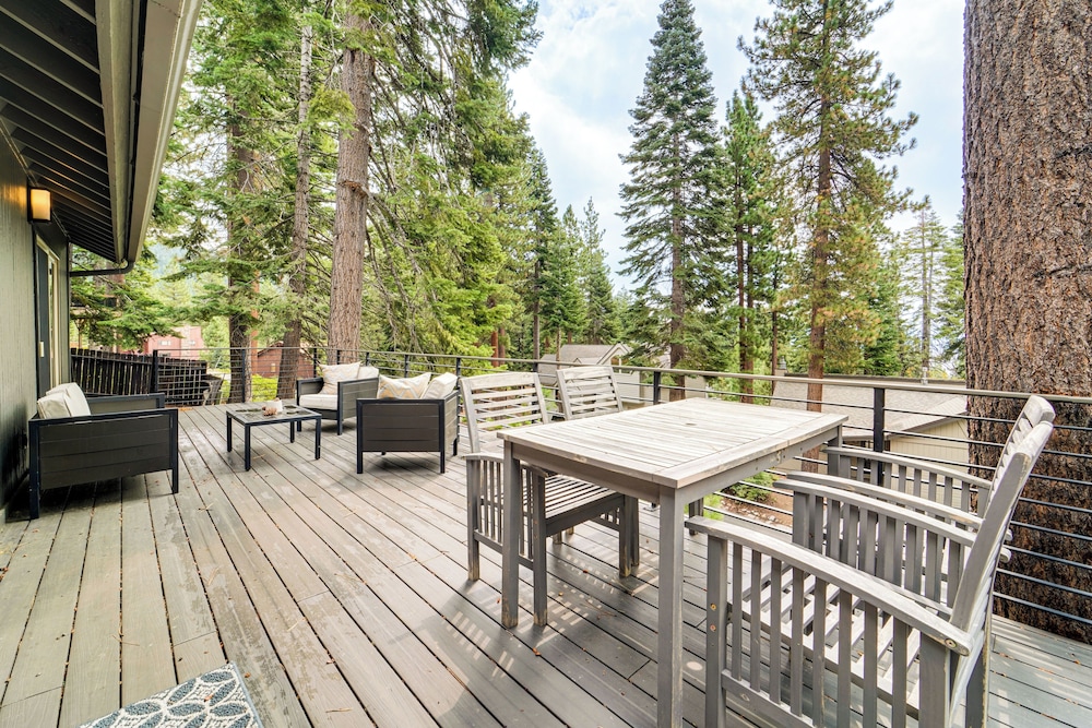 3 Mi to Diamond Peak: Mtn-view Home w/ Fireplace