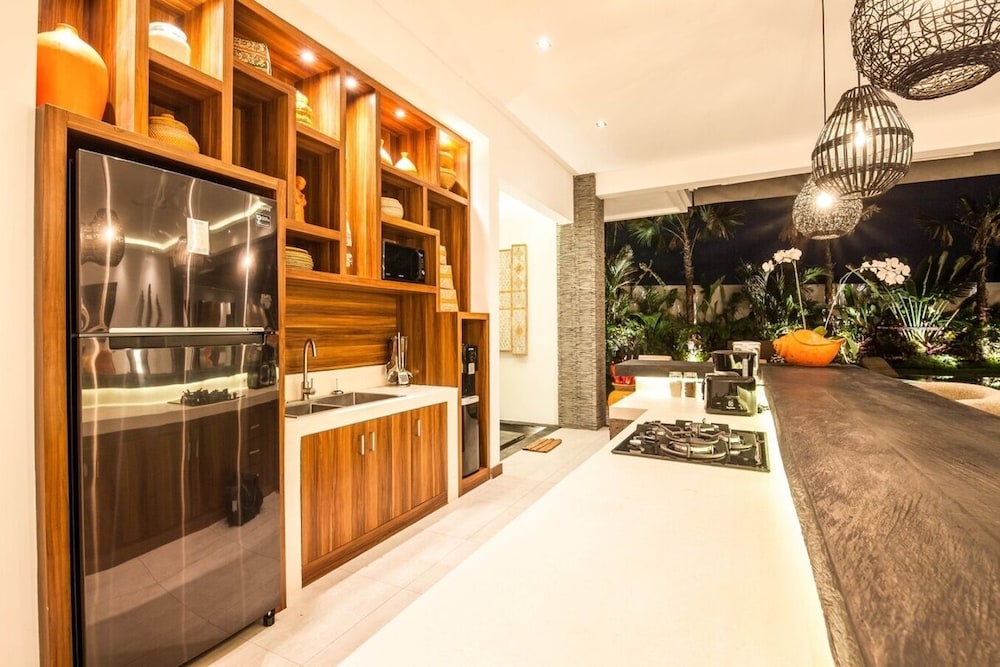 Splendid 6BR Villa, Just 400m to the Shoreline