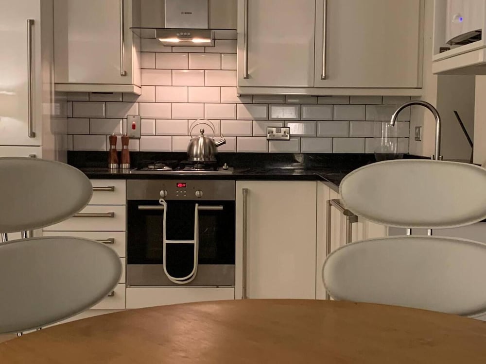 Cheerful 2-bed Cottage With 2 Free Parking, Leeds view 5