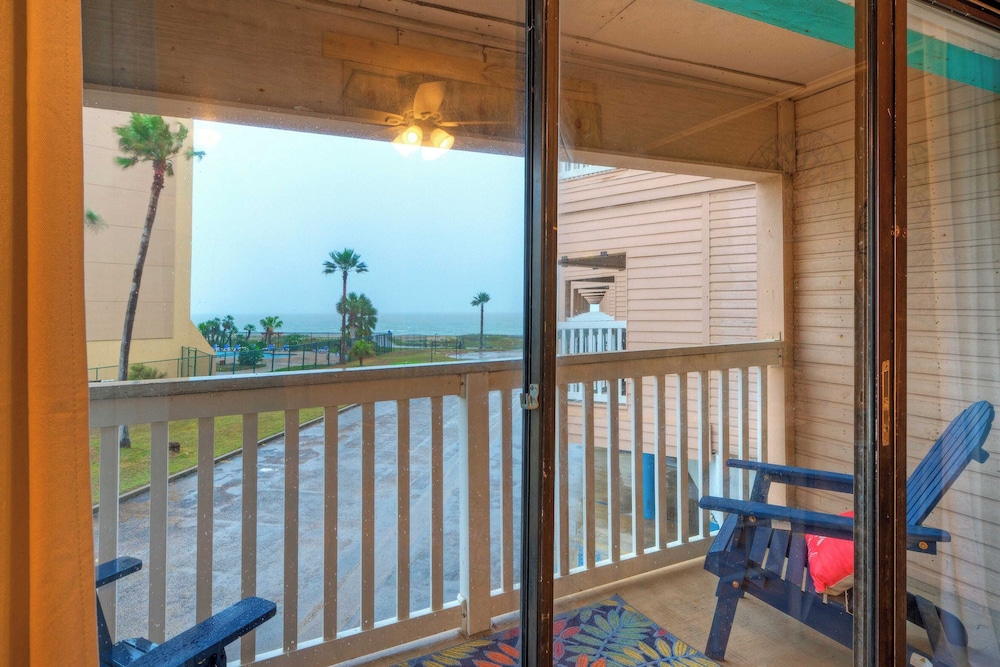 Private Balcony w/ Ocean View Pool & Hot Tub Access Ocean Echo by Avantstay