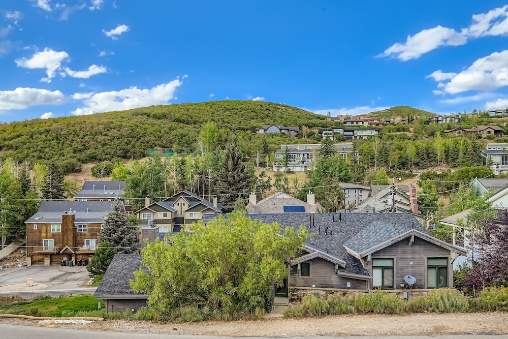 Mountain Luxury In Old Town Spa - Walk To Main 440 3 Bedroom Home