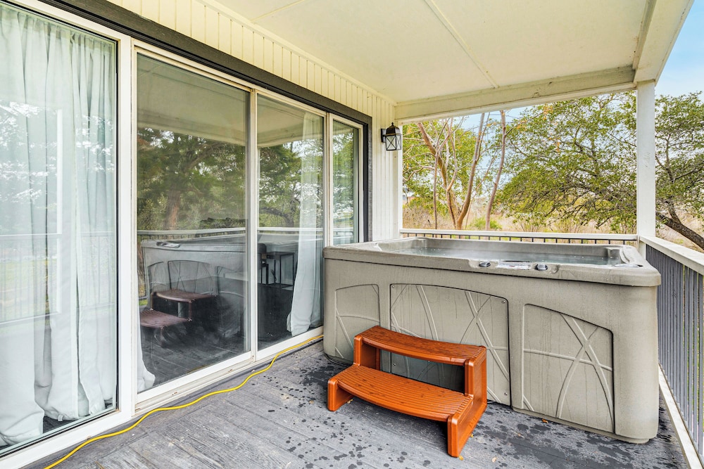 Private Hot Tub & Golf Course Views: Lakeway Gem