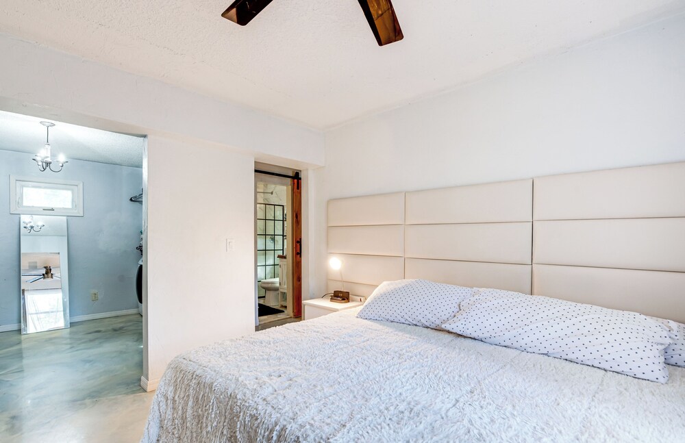 4 Mi to UF: Pet-friendly Home w/ Yard & Deck