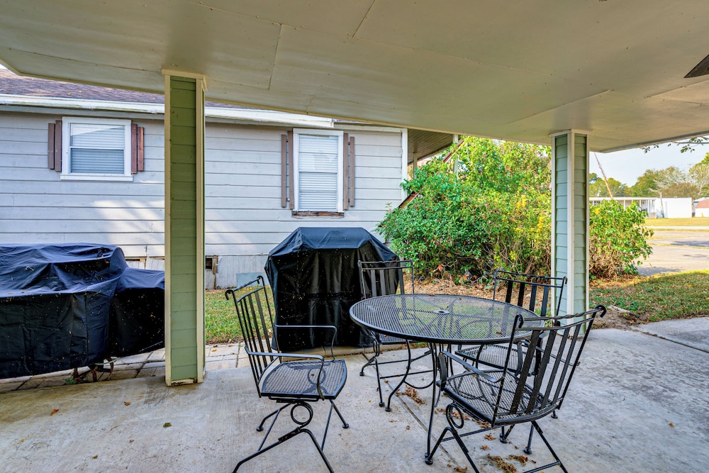Private Pier, Porch! Quiet Lake Livingston Retreat