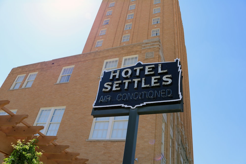 Big Spring Vacations - Hotel Settles - Property Image 10