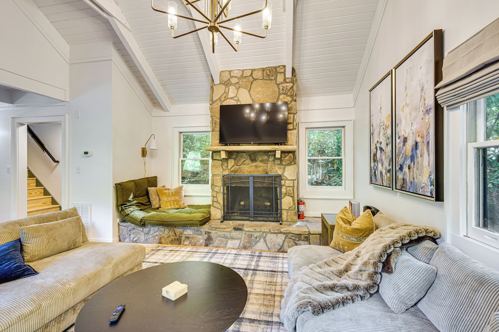 Newly Renovated: Pet-friendly Sapphire Retreat!