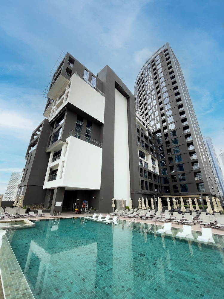 Luxe Waterfront 2BR with Canal view