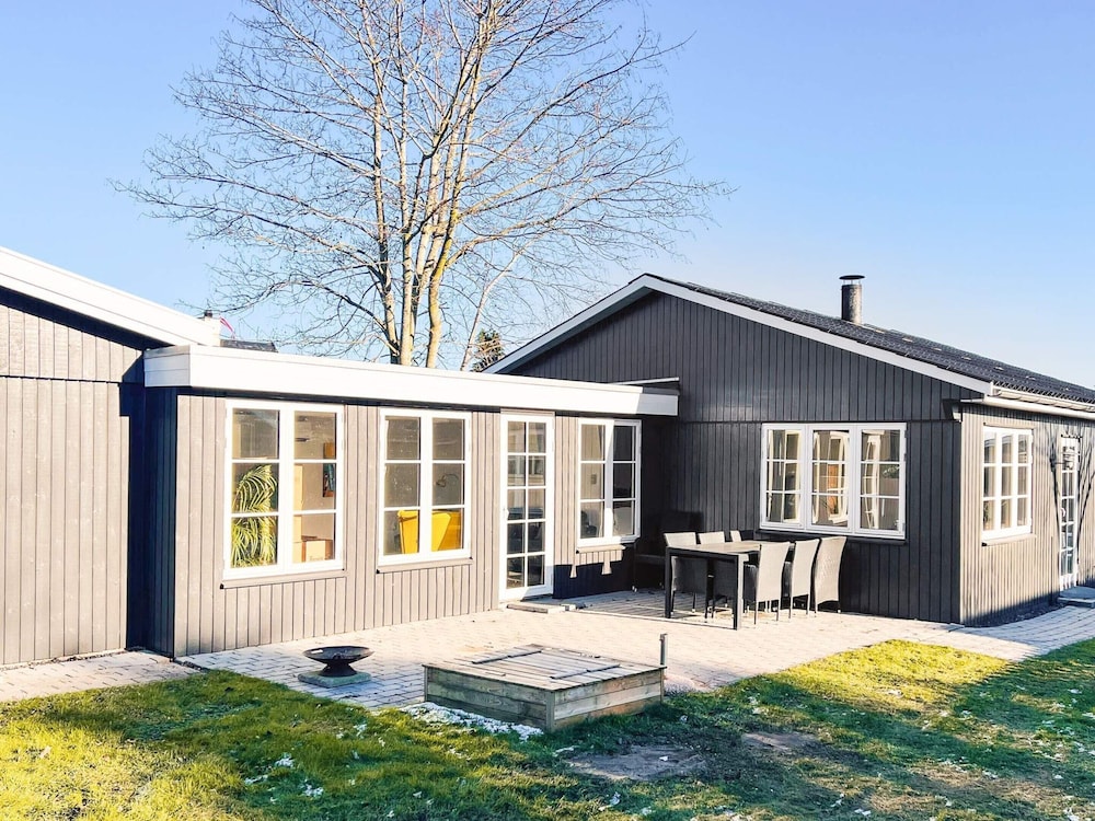 Cozy Summer House Near Ore Strand