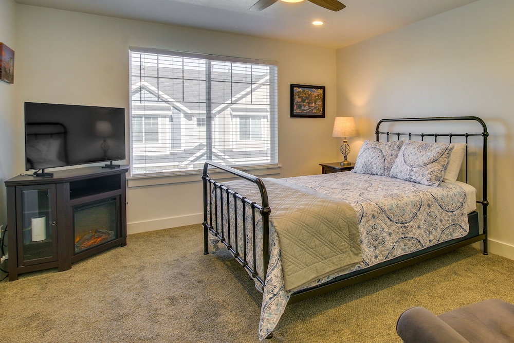 2 Mi to Zootah: Providence Townhome w/ Fireplaces view 4