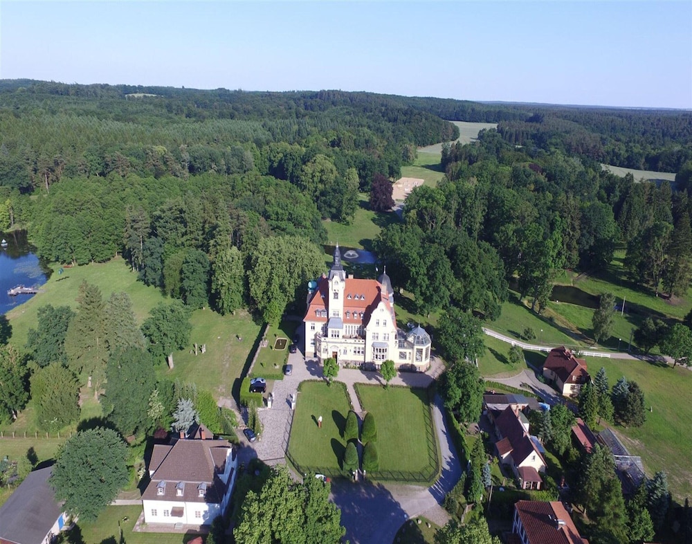 Chalet Near Schwerin With Golf & Castle Views