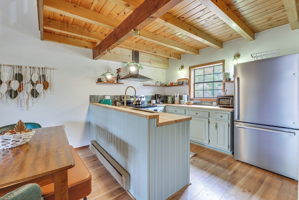 Red River Home w/ Ski Slope, Mtn & River Views!