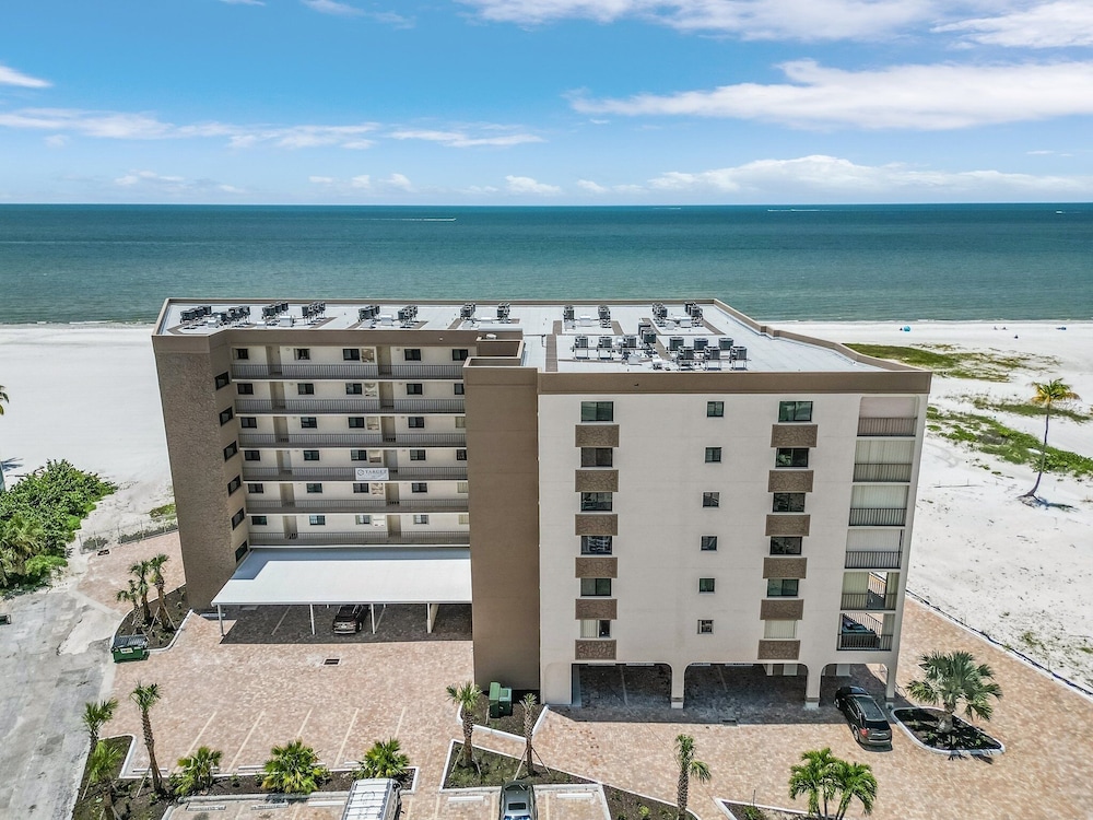 Pelican Watch 604 3 Bedroom Condo by RedAwning view 4