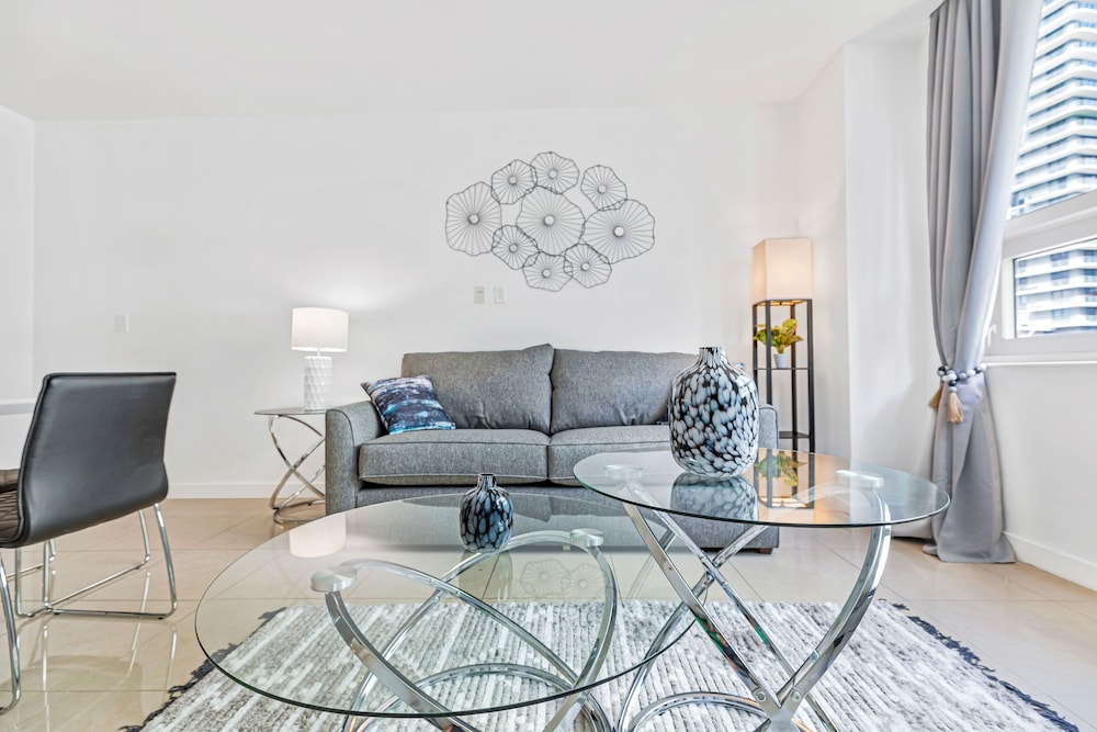 Modern 2-BD Condo in the Heart of Miami