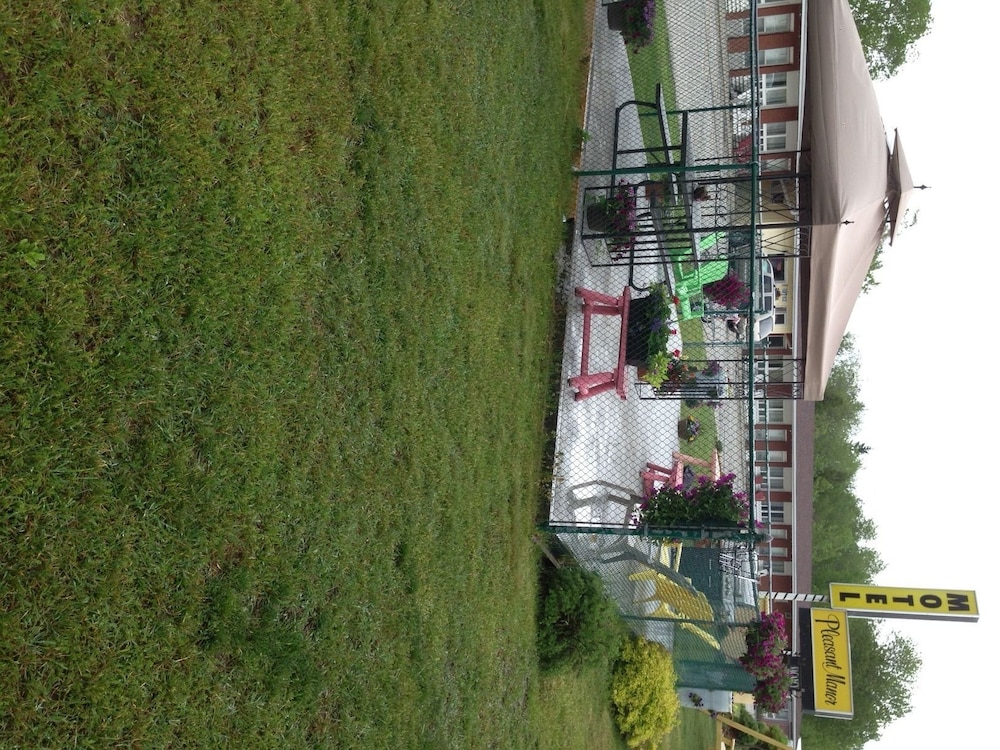Pleasant Manor Motel