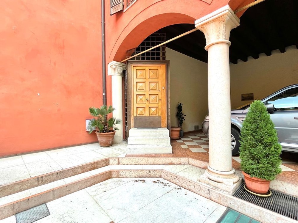 Large modern 2-storey house in the heart of Verona view 4