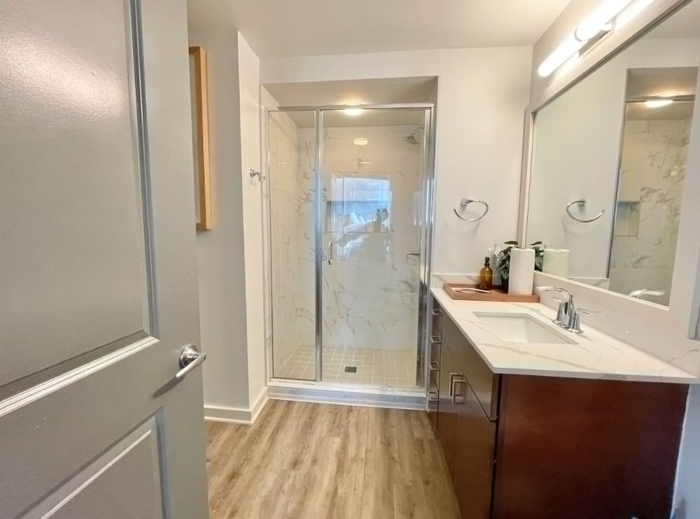 Mid-town Luxury Apt High Rise Gym Pool Parking