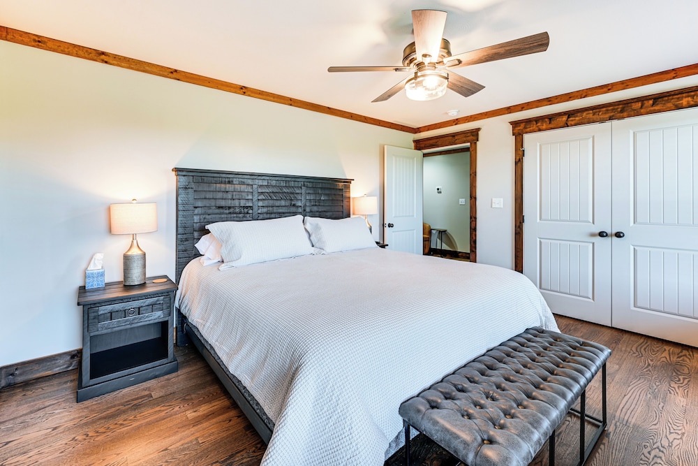 Scenic Getaway w/ Deck: 7 Mi to Mammoth Cave Park!
