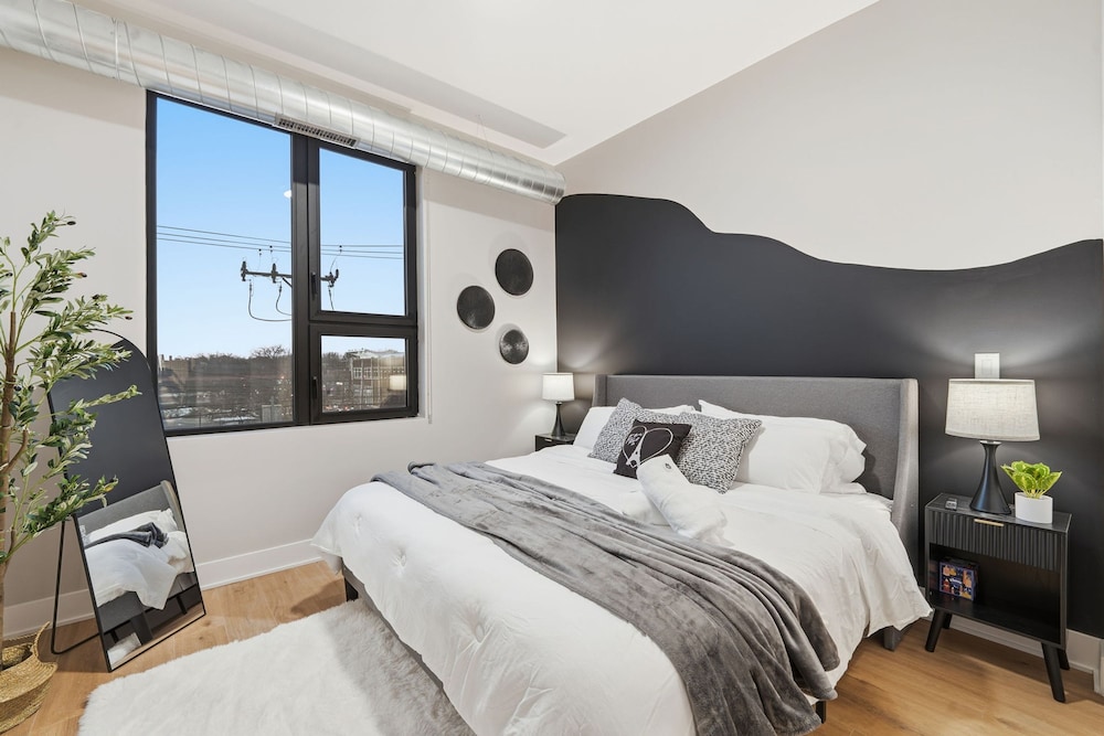 Chic 2BR Apartment in Edgewater Modern Comfort