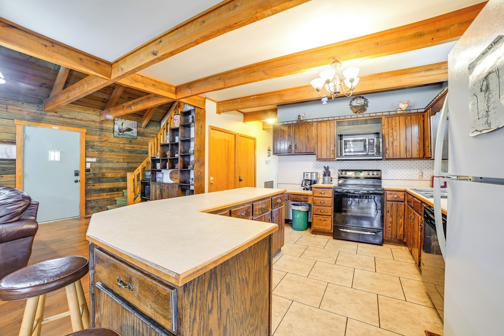 Game Room & Decks: Family Cabin in Springville!