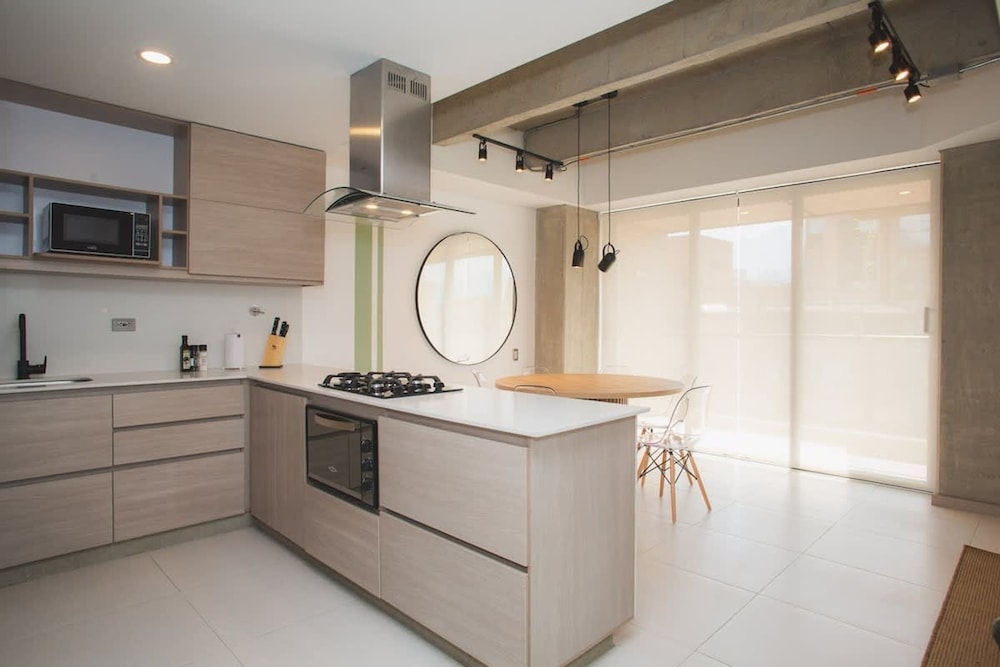 Amazing w Balcony 3 BR in Laureles Medell n