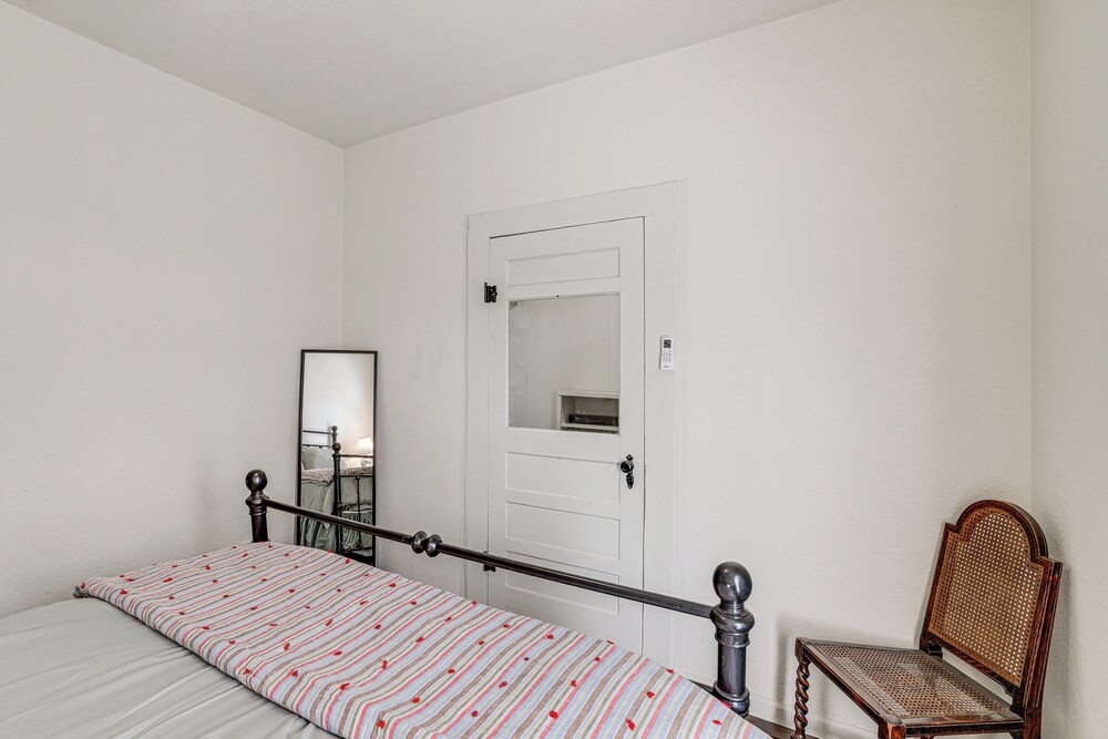 Walk to Historic Square: Jacksboro Home w/ Yard