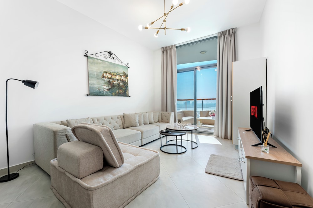 Modern 1BR with Pool and Gym Al Jaddaf