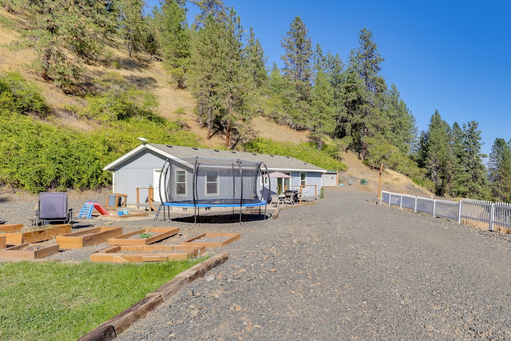 Mtn-view Gem w/ Outdoor Entertainment in Ahsahka!
