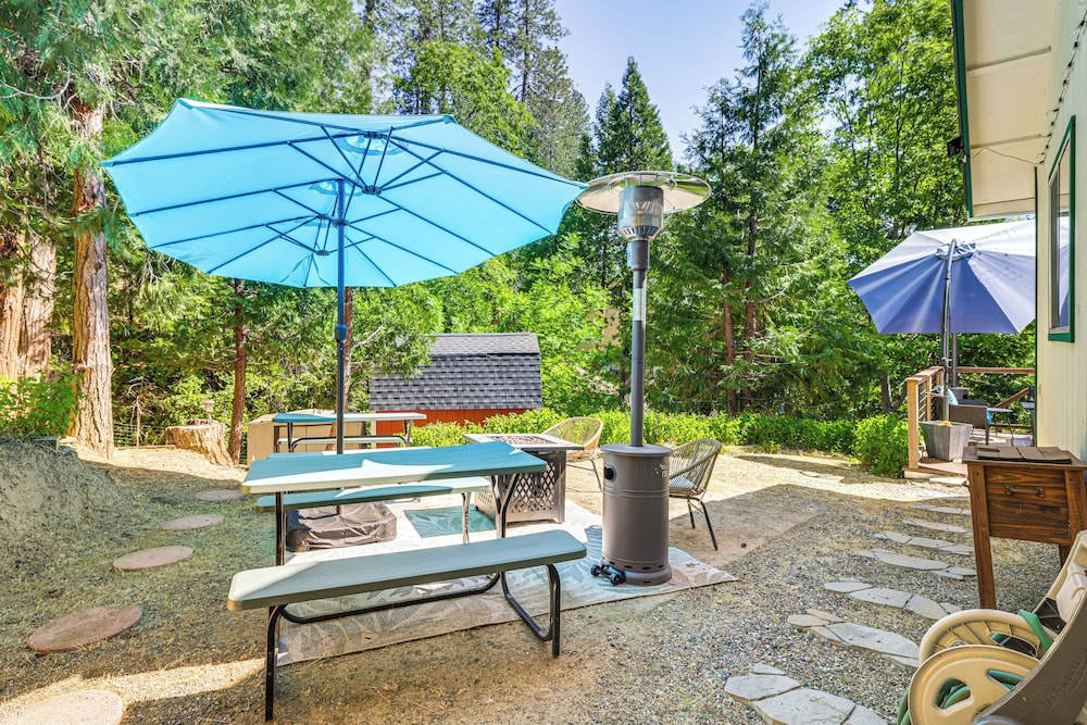 Peaceful Forest Views & Patio: Twain Harte Home