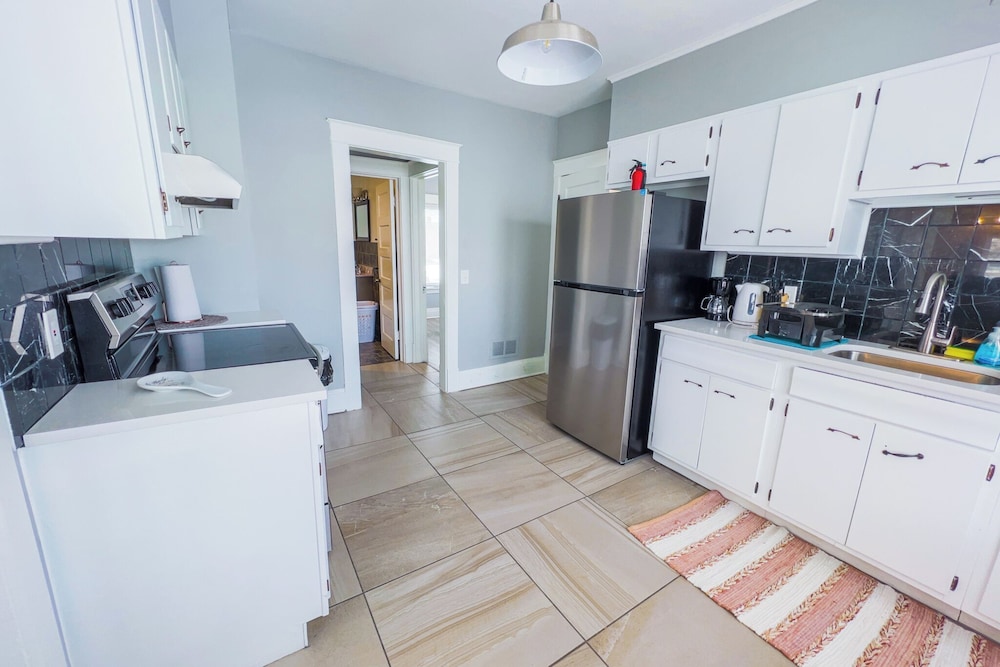 Large 6Br, 2Ba Close To Niagara Falls