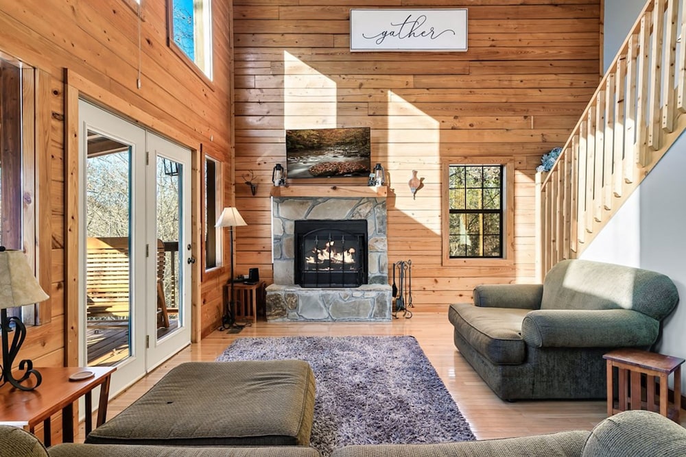 Stunning Cabin w Hot Tub Pool Table Arcades