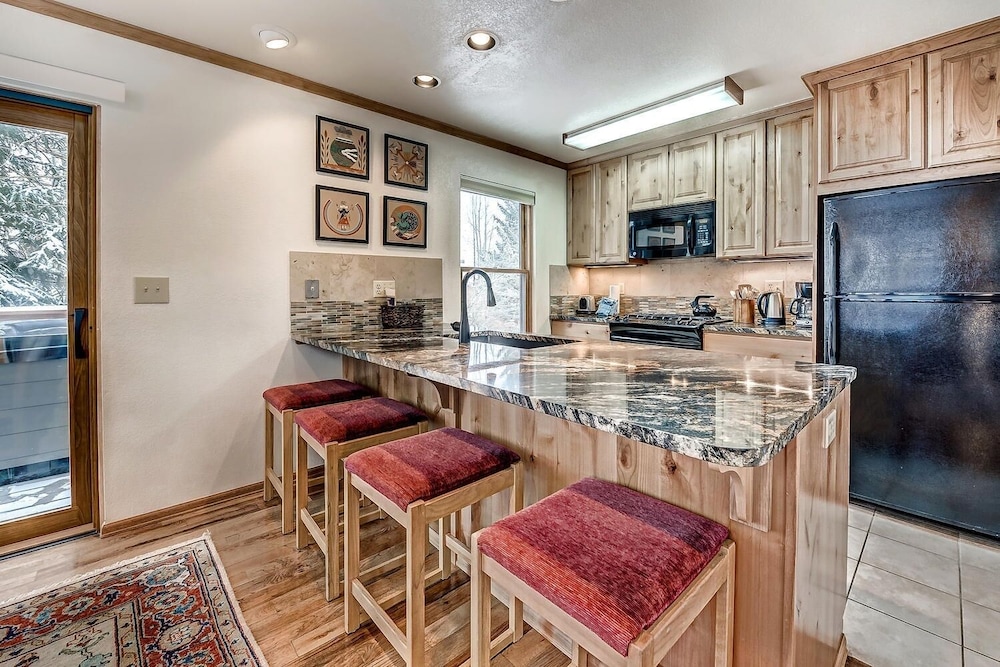 Mountainside House 673 4 Bedroom Home by RedAwning