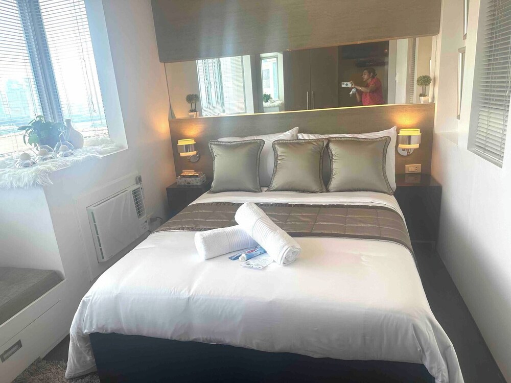 Luxurious Studio in Mckinley Hill With City View