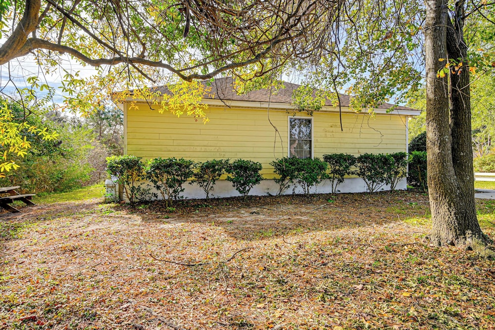 12 Mi to Myrtle Beach: Peaceful Abode in Conway!