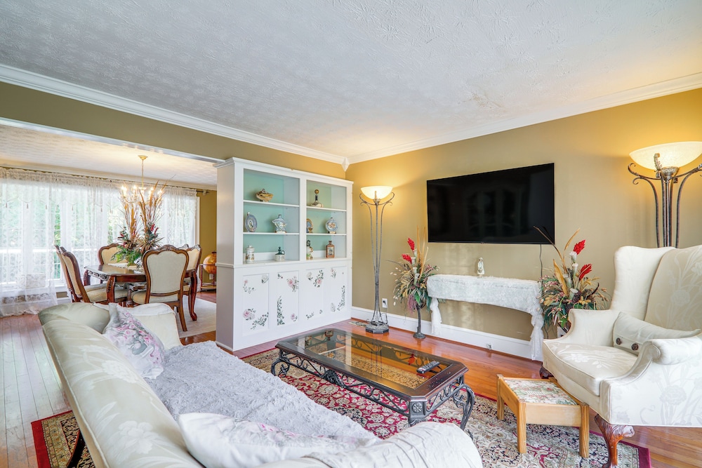 Game Room + Pond: Spacious Gainesville Getaway!
