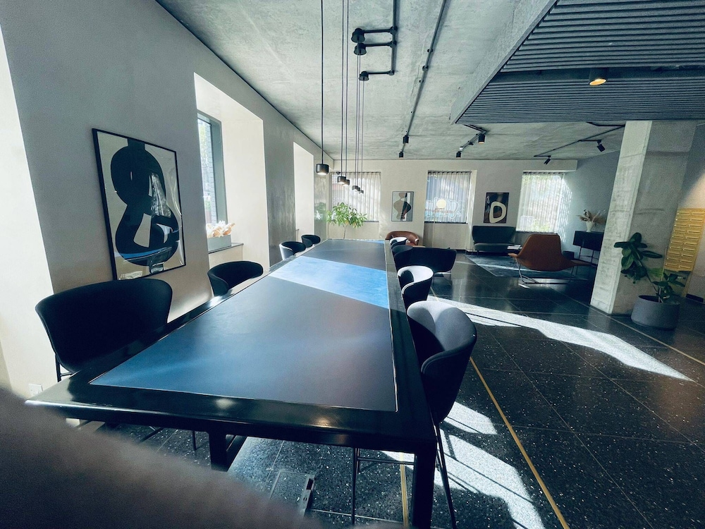 City Sky View Centre Luxe Apartment - 2 Bedrooms