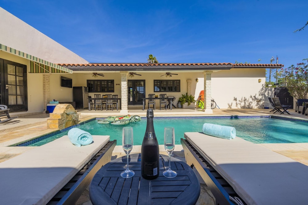 Luxurious Haven in the Heart of the Island Pool