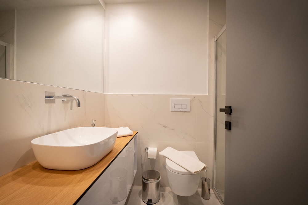 LIV - Luminous Spacious Apartment in Pagrati