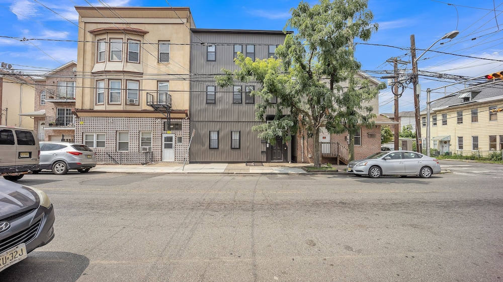 Charming Gem In Newark 3 Bedroom Apts by RedAwning view 2