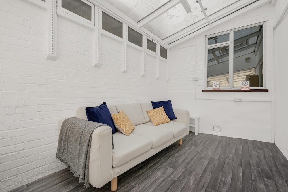 Heathrow Living Stanwell Serviced House