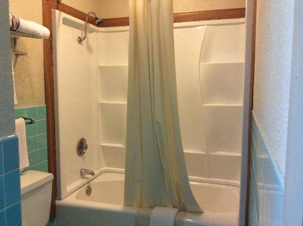 Emporia Vacations - America's Best Inns  Suites - Property Image 6