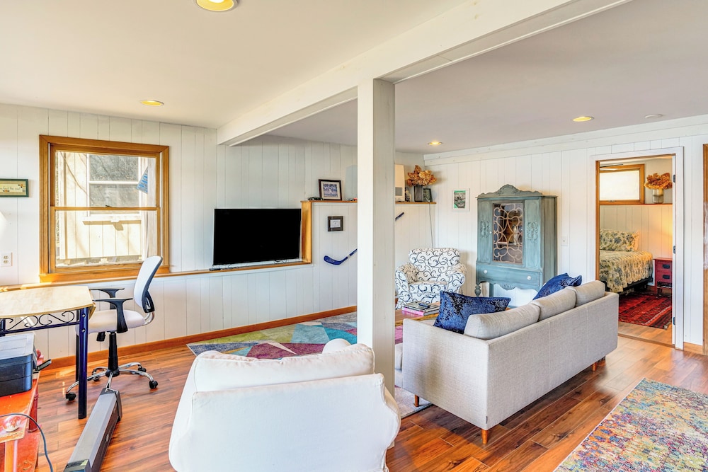 Watercrafts & Dock: Stunning Lakehouse in Becket!