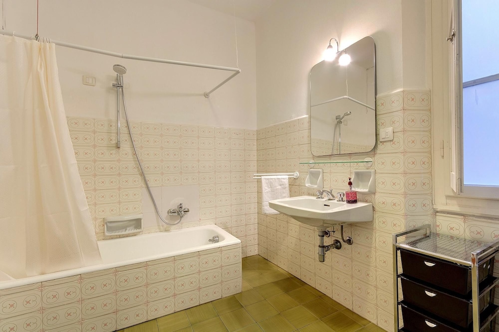 Servi 34 in Firenze With 3 Bedrooms and 2 Bathrooms