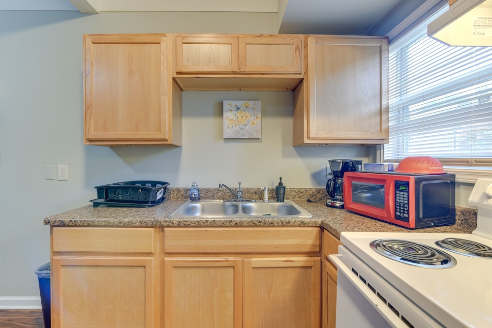 < 1 Mi to Pleasure Pier: Unit in Galveston!