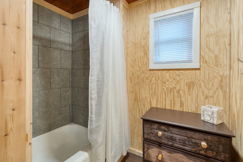 Creekside Haven Gatlinburg Escape by a Bubbling Creek Near Top Attractions