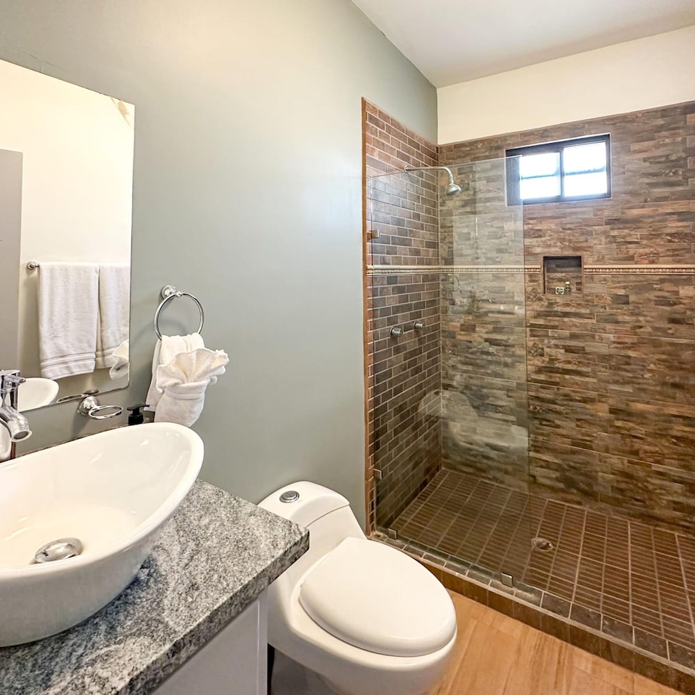 Sleek Downtown Escape With Private Parking