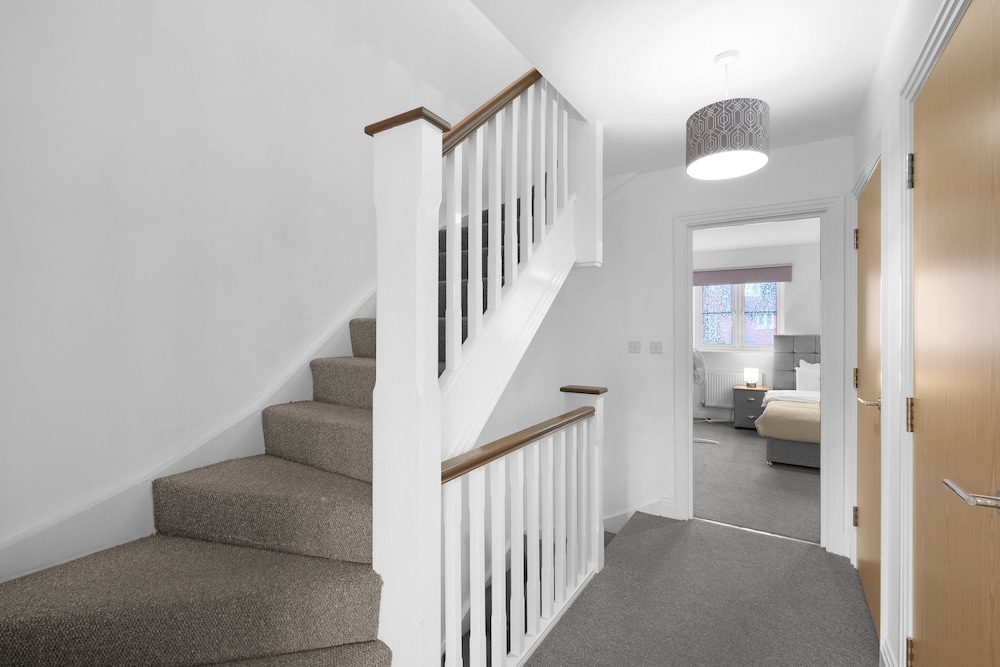 Spacious 6 Bedroom House in Denton Way