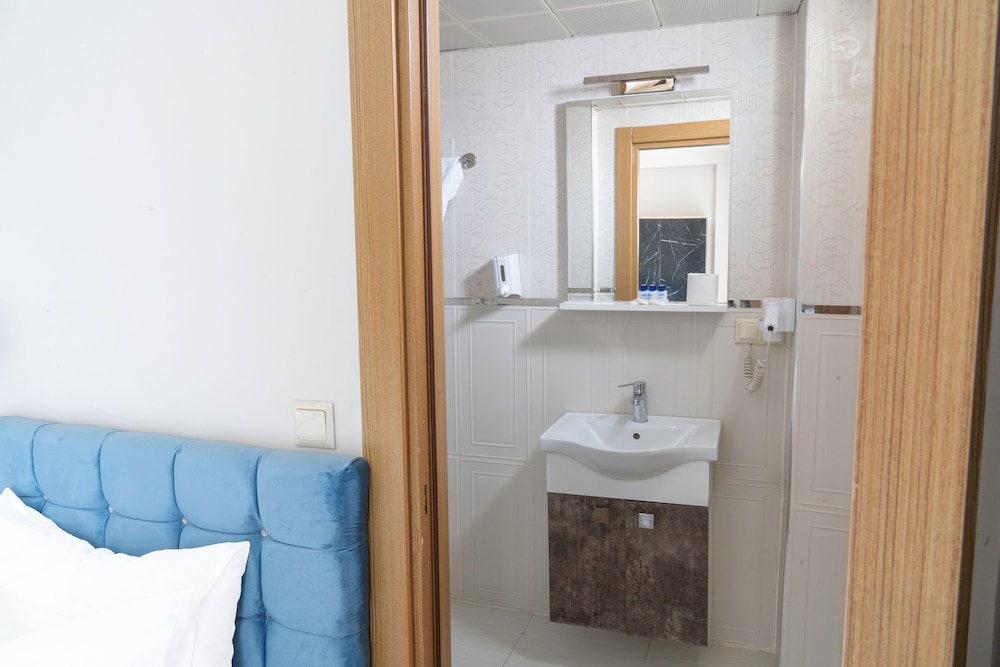 Loss Hotel - Image 53