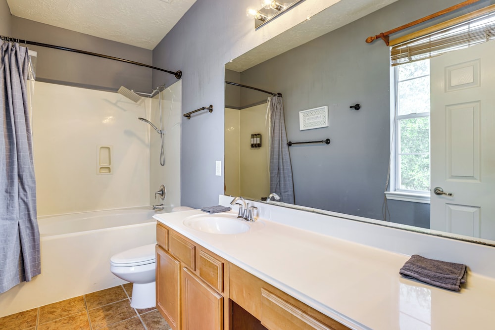 Fish & Hike: Pet-friendly Humble Home w/ Yard