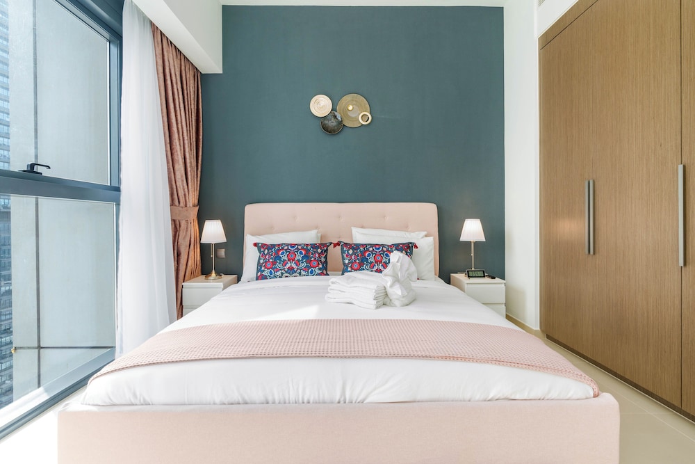 Lux BnB Act-1 Tower I Boulevard Views